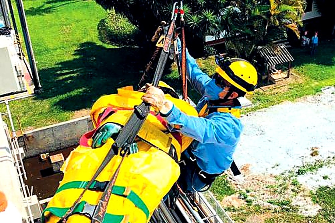 Resgate técnico industrial em altura com maca e cordas