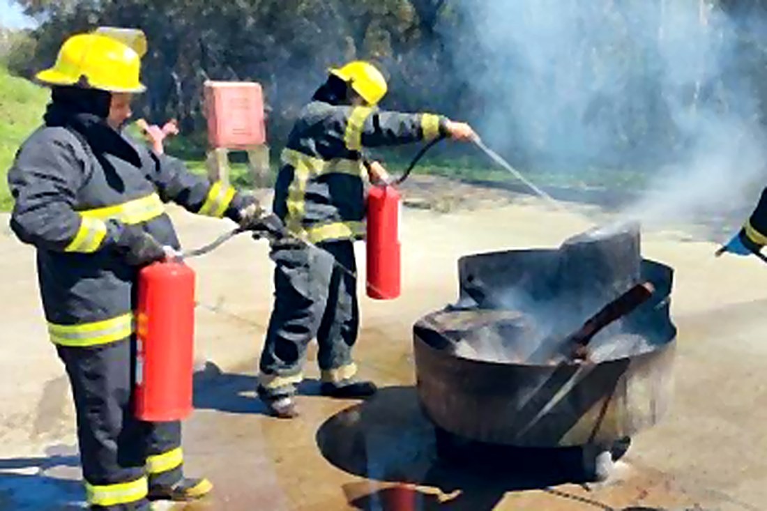 Treinamento prático de brigada de incêndio com extintor
