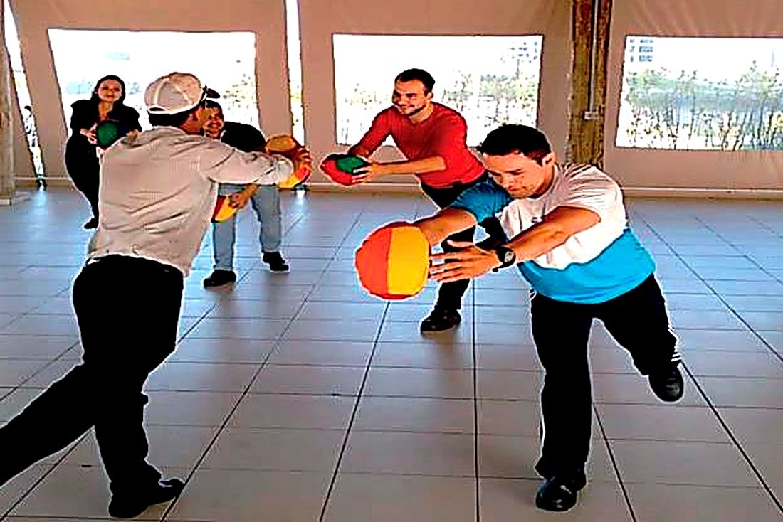 Turma em atividade de ginástica laboral conduzida pela R.A.