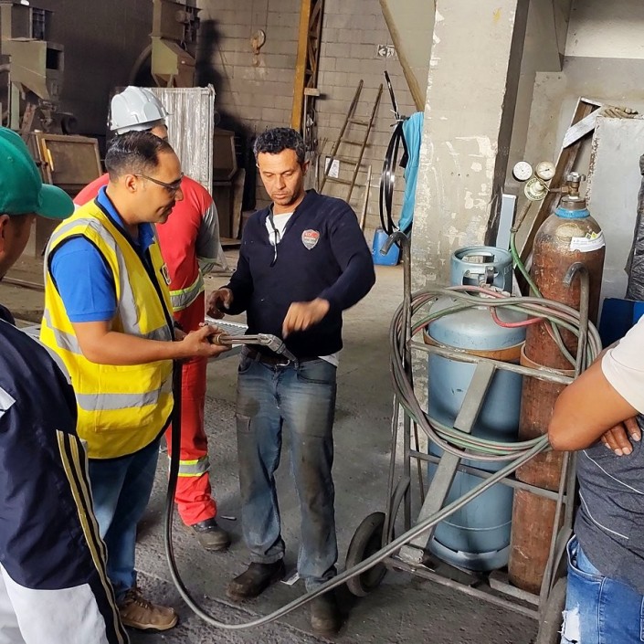 Instrutor orientando a turma sobre o manuseio dos cilindros de gás
