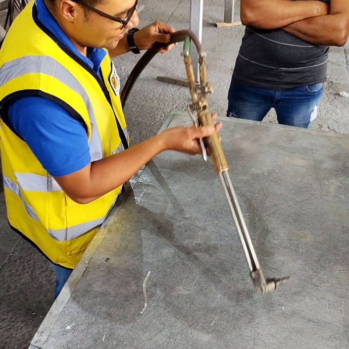 Instrutor demonstrando a regulagem do maçarico de oxicorte