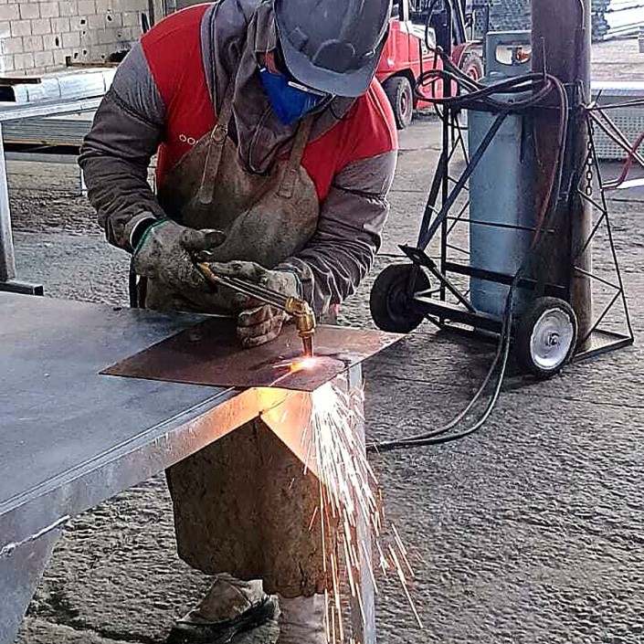 Trabalho a quente com maçarico durante treinamento prático