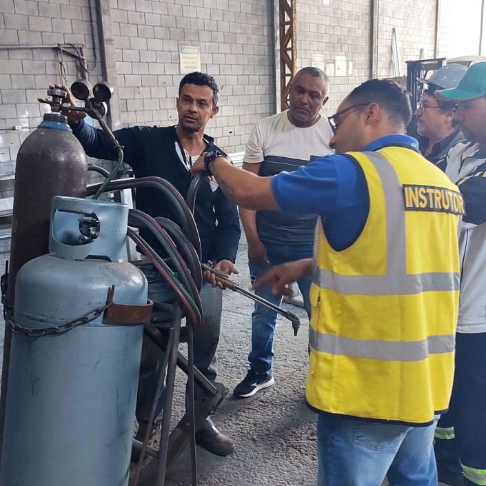 Turma reunida em volta do carrinho de cilindros durante a aula prática