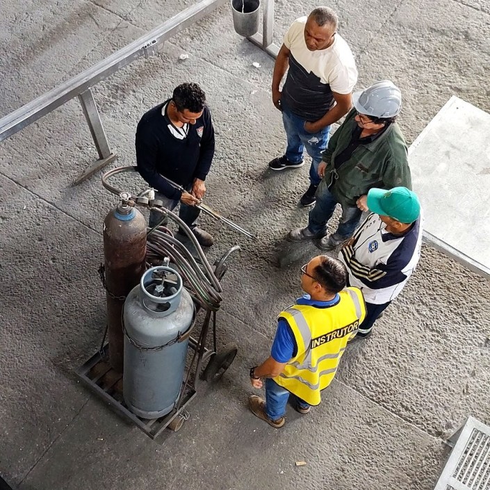 Turma em treinamento prático de trabalho a quente, vista do alto