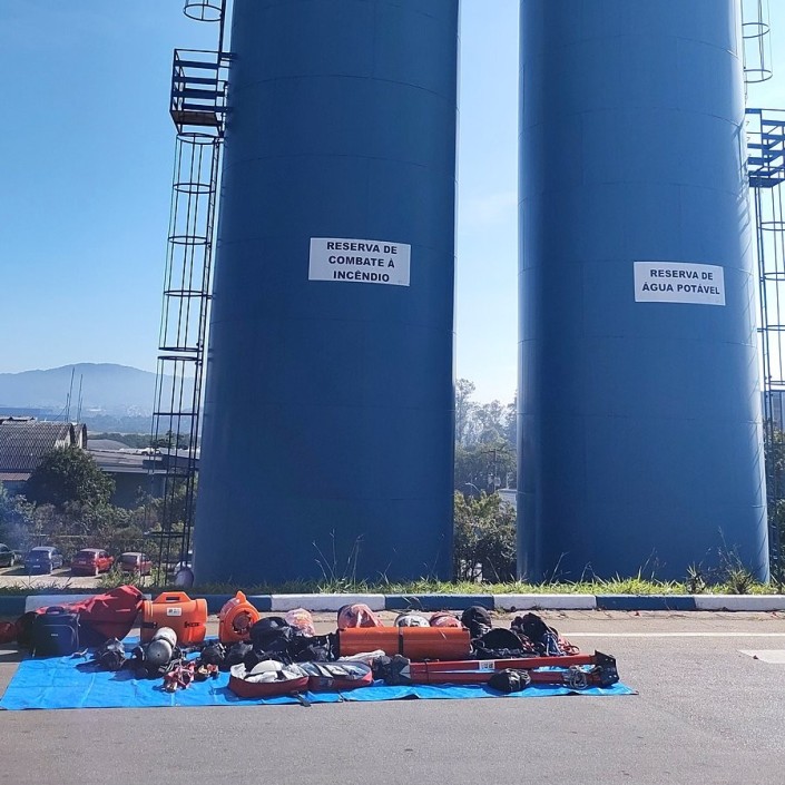 Equipamento de resgate montado em frente às reservas de combate a incêndio