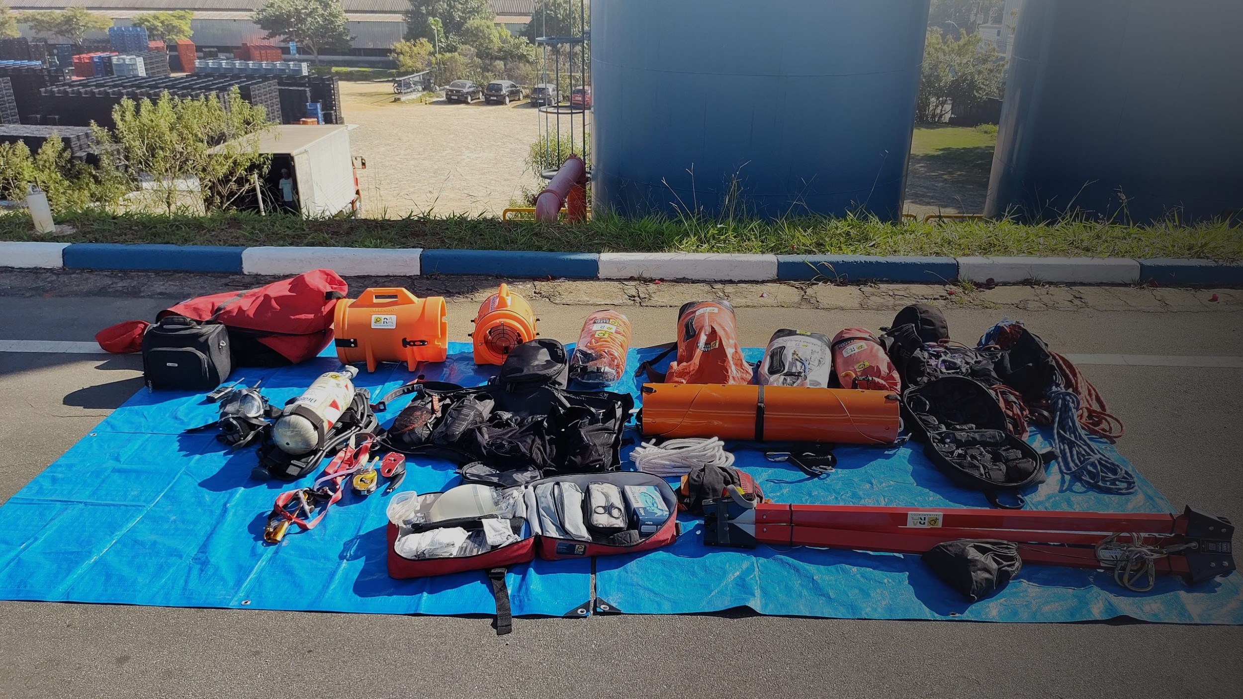 Equipamento de resgate e atendimento a emergências montado em campo pela R.A. Treinamentos