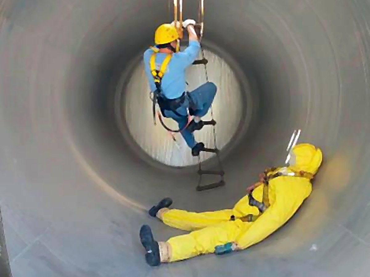 Treinamento prático de espaço confinado conduzido pela R.A.