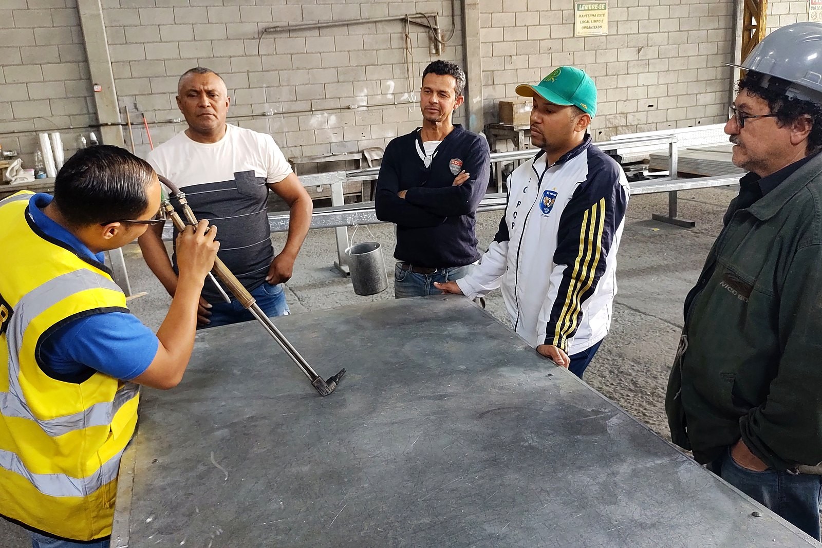 Instrutor da R.A. Treinamentos explicando o uso do maçarico de oxicorte para a turma