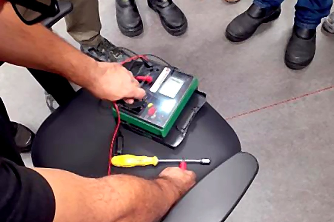 Medição técnica em instalação elétrica durante serviço da R.A.